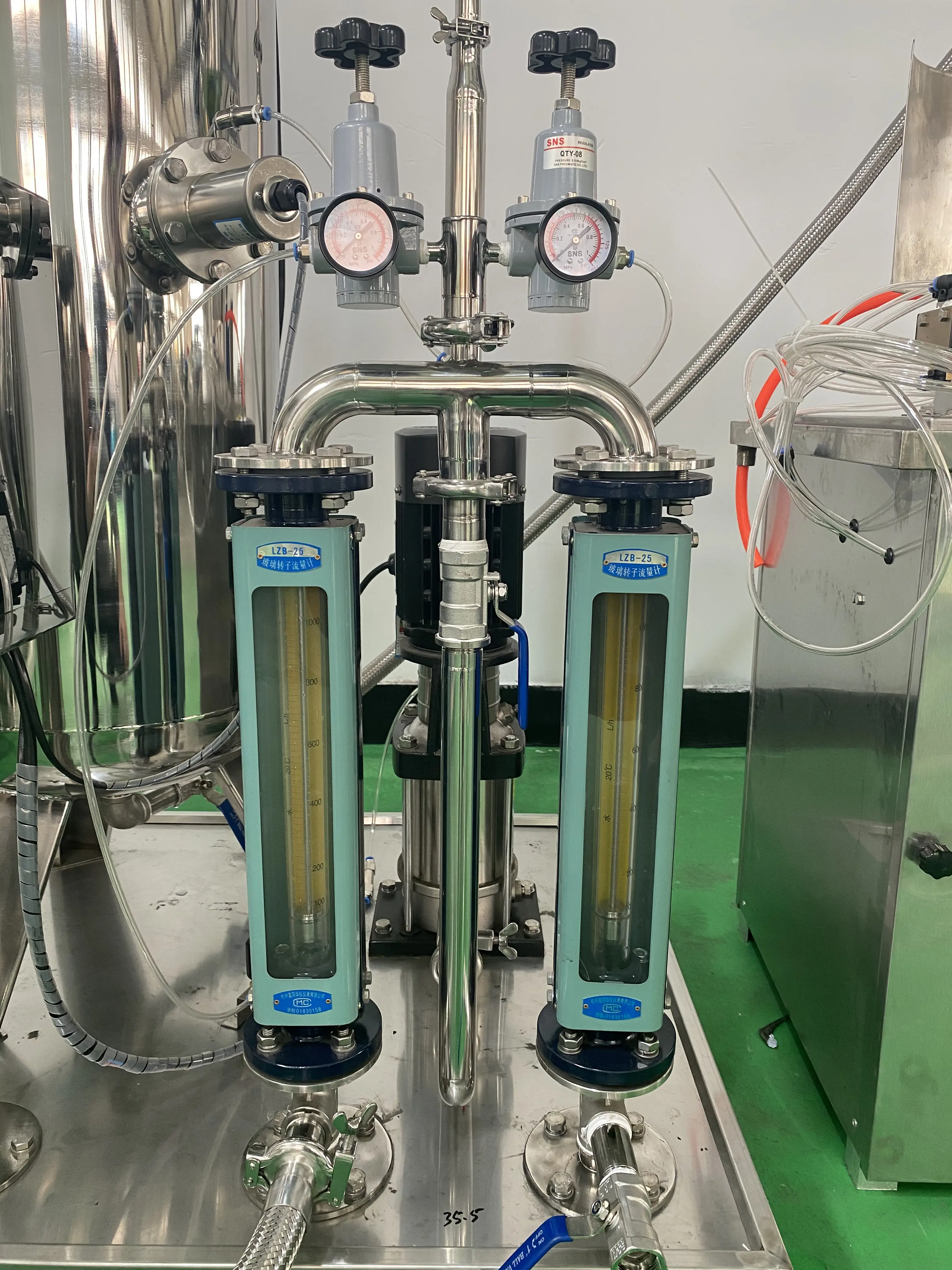 Fabriek Prijs Semi Automatische Vloeibare Mengmachine Co2 Koolzuurhoudende Frisdrank Mengen Machine Energie Dranken Mixer Machine
