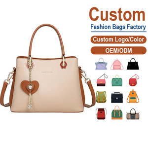 Bolso cruzado de cuero auténtico de grano completo – Diseño en contraste de color con dije de corazón, superficie mate suave, suave y sedoso al tacto - Product Image 1