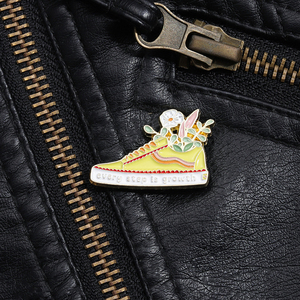 Broche personalizado con estilo de zapatos, diseño personalizado, cada paso es crecimiento, insignia de metal inspiradora, PIN de esmalte suave - Product Image 3