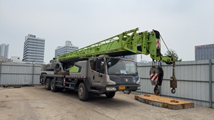 Grue sur camion Zoomlion ZTC250A5-3 de 25 tonnes bien entretenue, machine de levage robuste avec moteur de pompe de qualité supérieure - Product Image 4
