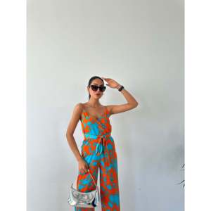 Mono de mujer Luna con estampado floral naranja y azul, cuello en V, tirantes, cintura alta, sin mangas, de satén, informal, para playa, transpirable - Product Image 4