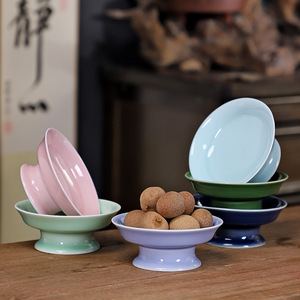 Plat à fruits haut en céramique de style chinois, plat rond en porcelaine sur pied pour servir des en-cas et des pâtisseries lors de mariages - Product Image 1