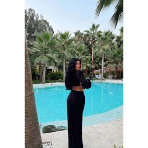 Conjunto de Mono Negro para Fiesta con Abertura Lateral y Diseño de Falda Elegante para Mujer - Product Image 4