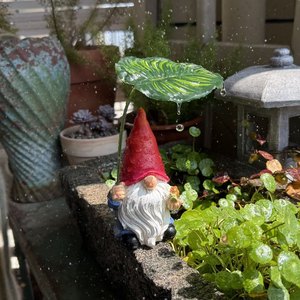 Statuette de jardin en résine, gnome, fée extérieure, tenant une feuille, figurine décorative mignonne - Product Image 2