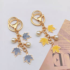 พวงกุญแจรูปใบเมเปิ้ลทำมือประดับมุก  ตกแต่งกระเป๋า  ใส่เคสหูฟัง  จี้น่ารัก - Product Image 3