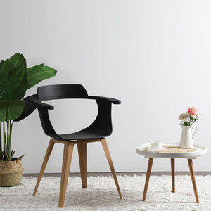 Silla Nórdica Moderna con Respaldo de Plástico Blanco y Patas de Madera para Sala de Estar - Product Image 2