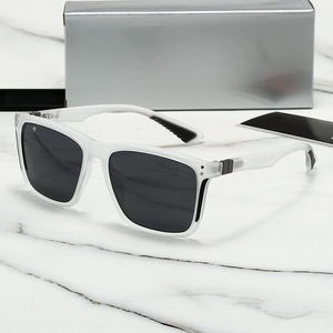 Gafas de Sol de Metal Coloridas de Diseño de Lujo, Gafas de Sol Rectangulares Gruesas de Moda Unisex de Alta Calidad para Fiestas - Product Image 1