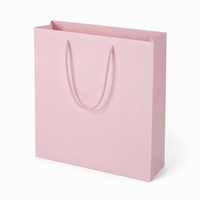 Sac shopping rose A4 en papier imperméable avec poignée en corde, design rectangulaire peu profond, pour cadeaux, événements commerciaux, vente en gros, gaufrage personnalisé