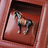 Broche Émail Style Chinois Cheval Tang Peinte à la Main Plaqué Or Élégante Accessoire de Costume pour Homme Cadeau de Luxe pour Fête