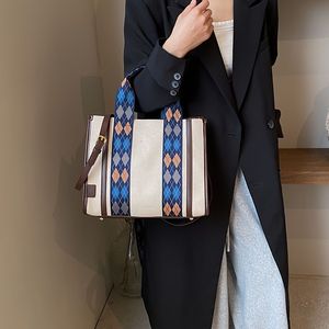 New girls large-capacity tote bag fashionable broadband design versatile casual shoulder bag high-value messenger bag