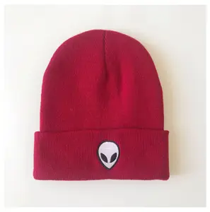 2022 nouveau chapeau d'hiver de broderie blanc Logo personnalisé étiquette à revers bonnet tricoté uni pour enfants enfants