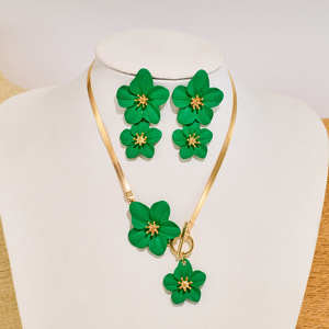 Set di Gioielli Floreali Boho con Orecchini Pendenti a Fiore e Collana a Spina di Pesce, Gioielli Floreali Stratificati di Tendenza Estiva per Lei - Product Image 6