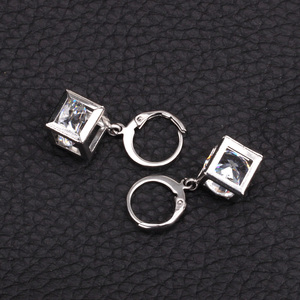 Nuevos Diseños de Aretes de Oro, Aretes de Clip de Acero Inoxidable Prismáticos, Joyería para Mujeres y Niñas - Product Image 6