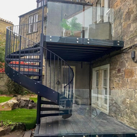 Escalier en colimaçon moderne et élégant en acier inoxydable blanc pour hôtel, respectueux de l'environnement
