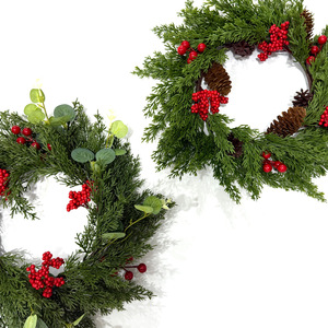 Couronne de Noël à fixer au mur, 5 pouces, avec baies rouges, décoration pour la maison et l'extérieur - Product Image 2