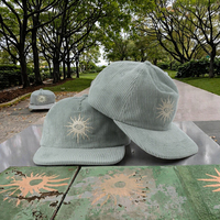 Gorras Personalizadas de 5 Paneles con Visera Plana, de Tela de Pana, con Estampado por Sublimación, Diseño Informal, Deportivo y Formal, con Patrón de Letras e Imagen Dorada