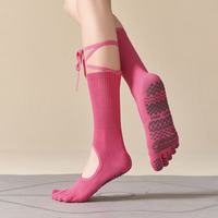 Chaussettes de yoga et de Pilates à cinq doigts avec sangle, vente en gros OEM, chaussettes de barre et de danse découpées, en coton, antidérapantes, respirantes pour femmes