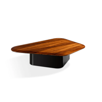 Table basse artistique irrégulière avec plateau en placage de bois naturel, base noire brillante, forme unique, table centrale pour maison de luxe