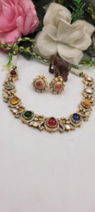 Ensemble de colliers Kundan multicolores orné de pierres précieuses vibrantes, présenté dans un design traditionnel de mariage. - Product Image 5