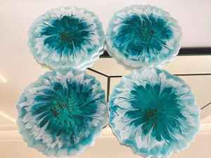 Ensemble de dessous-de-verre en résine artistique conçu pour combiner fonctionnalité et style décoratif, parfait pour les maisons, les cafés et les bureaux - Product Image 3