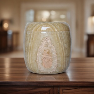 Grande Urna Funeraria in Marmo Bianco per Ceneri Umane con Incisione Personalizzata e Sigillo Sicuro per Conservazione Commemorativa - Product Image 4