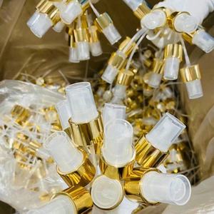 Vente directe : Bouchon de shampoing en aluminium doré 20/410, Bouchons à pression 24/410, Pompe à lotion argentée 28/410, Pulvérisateur noir 18/410, Bouchon à clapet - Product Image 1