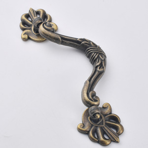 Poignée de porte d'armoire de style antique en alliage de zinc bronze, forme barre traditionnelle, espacement des trous de 111 mm, quincaillerie de meubles durable - Product Image 3