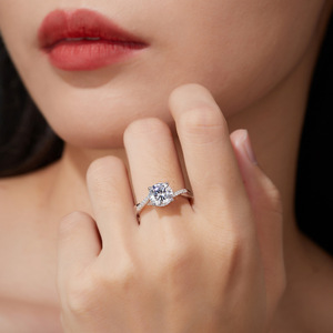 Bague en argent sterling S925 torsadée à six griffes avec moissanite, bague fine de luxe 1 carat pour femme, cadeau de fiançailles ou de demande en mariage - Product Image 3