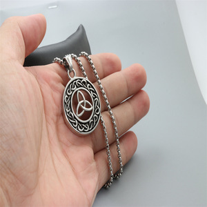 Collar con Colgante Redondo, Cadena Plateada Negra, Diseño de Nudo Celta, Joyería Religiosa Cristiana, Regalo para Hombres, Mujeres, Parejas, Estudiantes - Product Image 4
