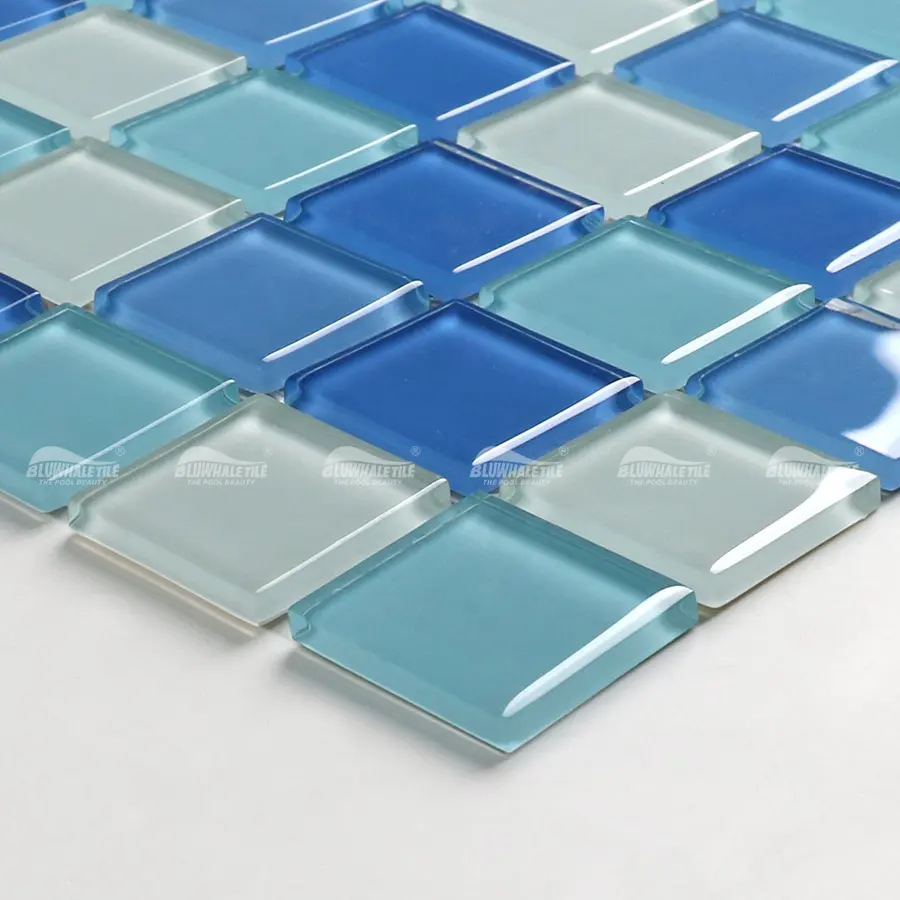 China Großhandel 25x25mm Clear Crystal Square Blend Blaues Glasmosaik für Schwimmbad projekt
