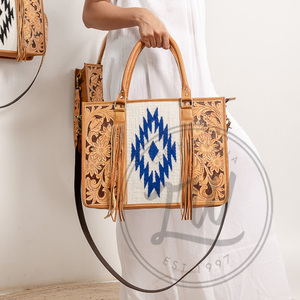 Sac fourre-tout en cuir de vachette véritable à tannage végétal tendance pour femmes avec bretelles amovibles sculptées à la main - Product Image 1