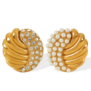 Pendientes de moda con forma de ala dorada con incrustaciones de perlas y diamantes para fiestas. - Product Image 5