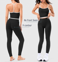 Ensemble de yoga pour femme avec débardeur court à dos croisé et bordure contrastante, et leggings taille haute à effet push-up fessier en V sans couture frontale avec coussinets amovibles