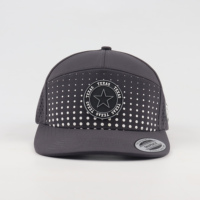 Casquette de golf personnalisée à 7 panneaux, à visière plate, découpée au laser, perforée, séchage rapide, motif feuille tropicale, avec impression de patch en caoutchouc pour logo personnalisé, vente en gros