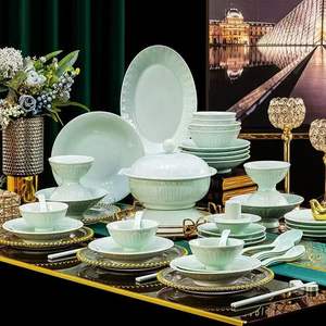 Service de table en porcelaine céladon chinoise 58 pièces « Chapeau de bambou pluie brumeuse » - <span class=keywords><strong>Vaisselle</strong></span> élégante à glaçure verte et motifs en relief pour la salle à manger - Product Image 1