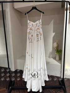 فستان زفاف Mily QD06270 فستان زفاف طويل أنيق من الساتان والحرير المطرز برقبة حبيبة - Product Image 3