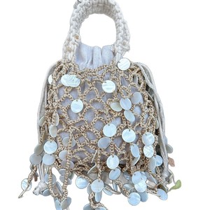 กระเป๋าโท้ทผ้าลินินทอมือแบบเรียบง่ายสไตล์รีสอร์ทชายหาด พร้อมหูหิ้วประดับลูกปัดเงางาม ปิดด้วยเชือกรูด และกระเป๋าถือสานขนาดเล็ก รุ่น Tanjing - Product Image 5