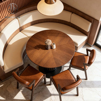 Ensemble table et chaises en bois de style naturel moderne et luxueux pour café, restaurant, hôtel, avec cadre en bois et revêtement en cuir beige et marron.