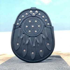 Sporran écossais en cuir véritable de qualité supérieure, orné de clous celtiques, avec un motif celtique en relief et des rivets décoratifs - Product Image 3