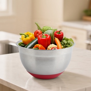 Tazón de mezcla de acero inoxidable con base roja y tapa hermética de diseño moderno para servir alimentos en el hogar. - Product Image 3