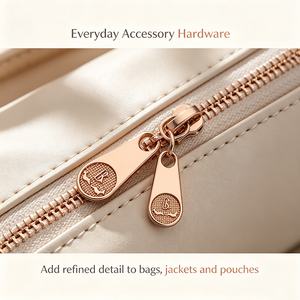 Tirant de fermeture éclair en métal couleur or rose avec logo métallique pour accessoires de sacs - Product Image 3