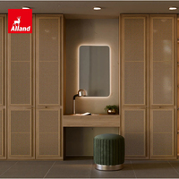 Armoire de chambre sur mesure Allandgroup Japandi avec panneaux en rotin intégrés, meuble de rangement moderne avec coiffeuse intégrée
