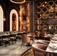 Ensemble de chaises de salle à manger de restaurant en cuir PU de luxe moderne et durable avec plateau en faux marbre et structure en métal