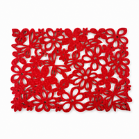 Décoration de table rectangulaire en feutre polyester découpée au laser à motifs floraux rouges