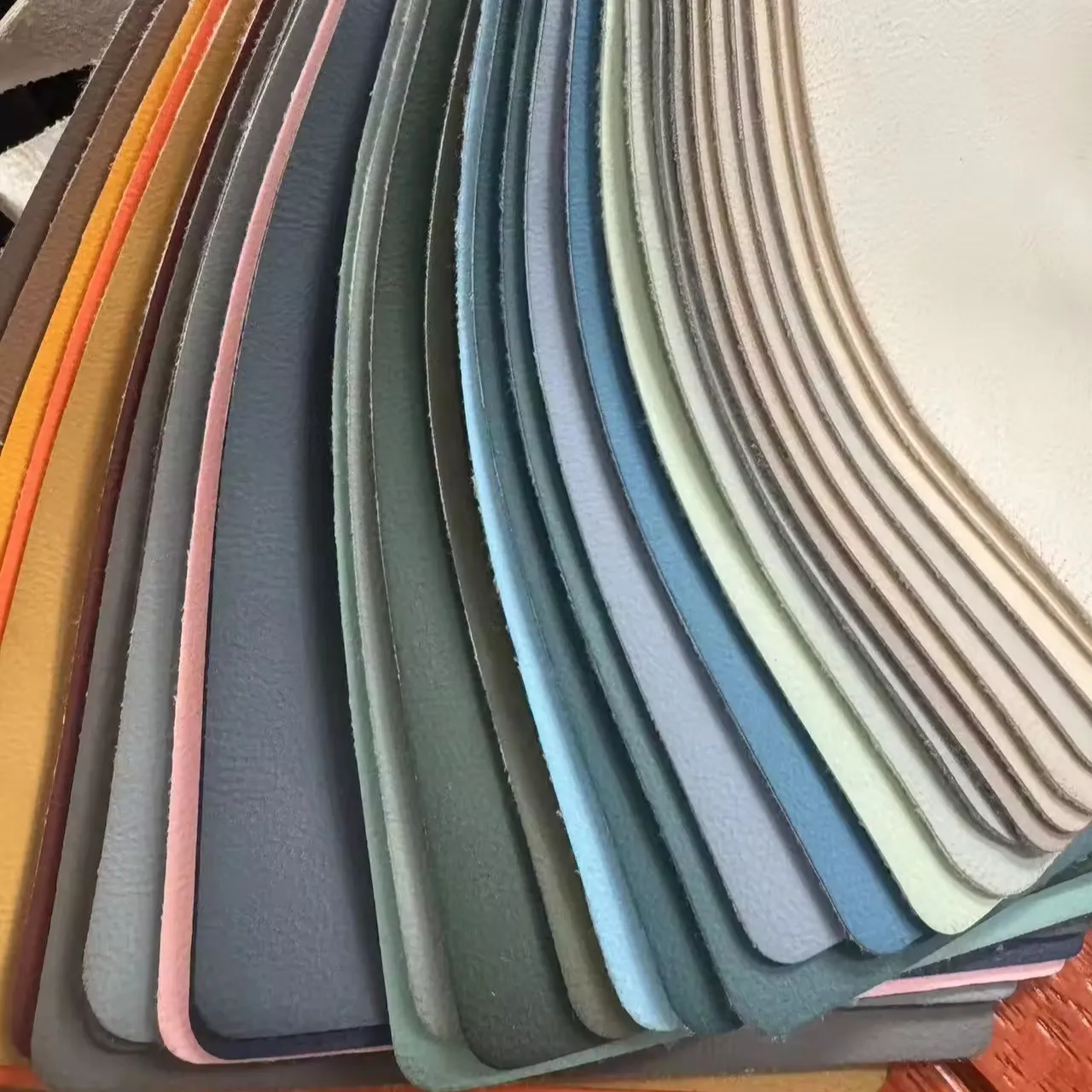 سلسلة MLBD من القماش المخملي بقاعدة مخملية من الخوخ والجلد من البلاستيك بسمك 0.9 ملم متوفر بمخزون من 33 لونًا من اختيارك