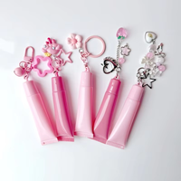 Tubes de gloss à lèvres roses mignons avec tubes en plastique souple, logo personnalisé avec pendentif en chaîne de perles, tubes de gloss à lèvres avec breloques