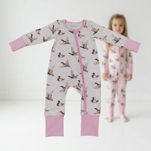 Pijama Enterizo de Manga Larga para Bebés y Niños, con Estampado de Patos y Rayas Rosas, con Cierre - Product Image 1