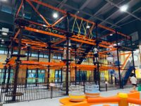 Une structure multi-niveaux d'installations de divertissement combinées pour enfants offre des expériences de mouvement complètes