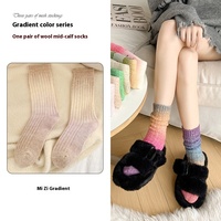Chaussettes d'hiver en laine de mouton mérinos pour femmes, design personnalisé, chaussettes mi-hautes absorbant la transpiration, fil poilu, épaisseur mixte