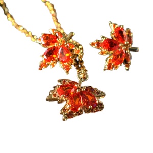 ชุดเครื่องประดับสแตนเลสสตีลชุบทอง 18K หรูหรา ประดับด้วยเพทายสีแดงและทับทิม ดีไซน์ใบเมเปิ้ลทันสมัย เหมาะสำหรับใส่ในชีวิตประจำวัน งานปาร์ตี้ หรือเป็นของขวัญ - Product Image 1